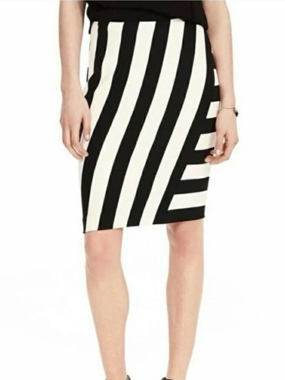 BANANA REPUBLIC Black Striped Knit Knee Length Pencil Skirt Women’s 6 NEW Mod
